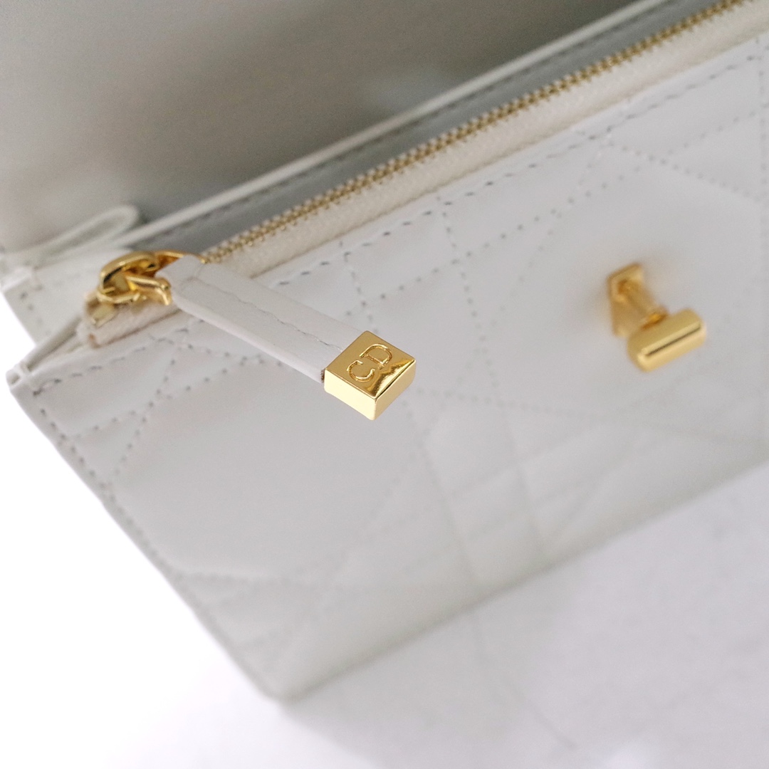 Miss Caro Pouch with Chain White Macrocannage Lambskin